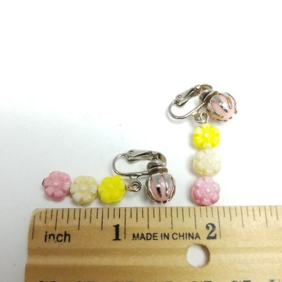 Vintage Daisy Bead Drop Clip On earrings, Spring Colors, Retro 60s Style, Estate - Picture 3 of 5